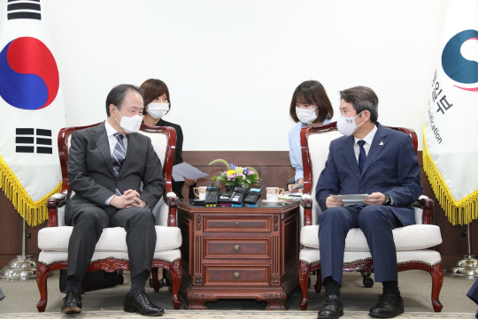 이인영 통일부 장관(오른쪽)이 1일 오후 정부서울청사 내 장관실에서 도미타 고지(富田浩司) 주한 일본 대사를 만나 대화하고 있다.   [연합뉴스]